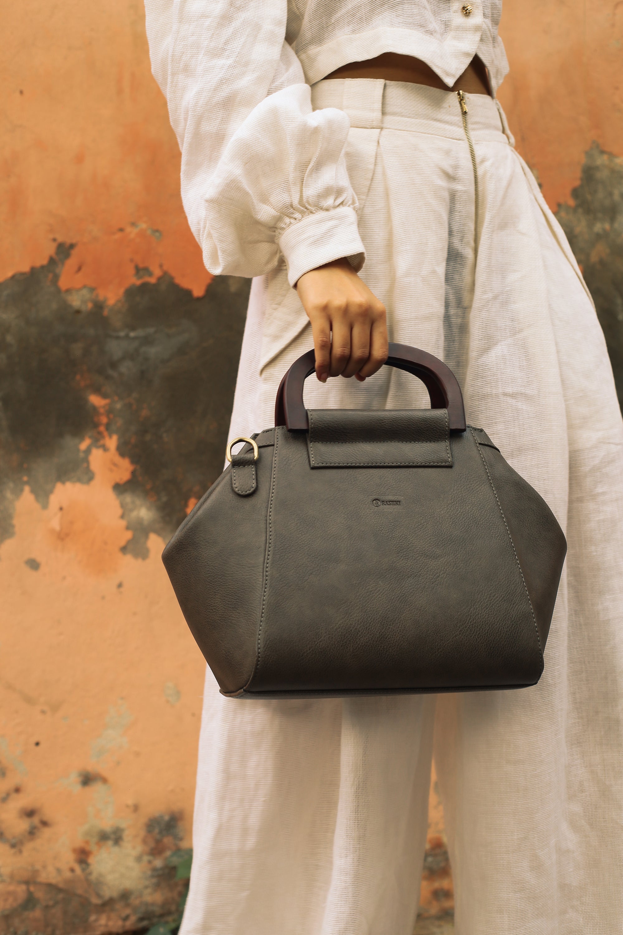 COMPLIMENTARY: Small bucket-bag in tan suede